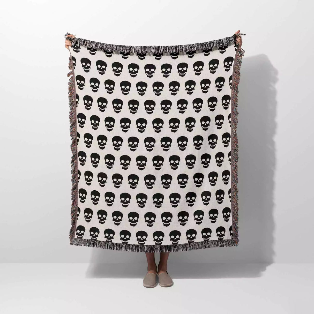 Minimalist Skull Pattern Black and White Woven Throw Blanket - DesignerOllie.com